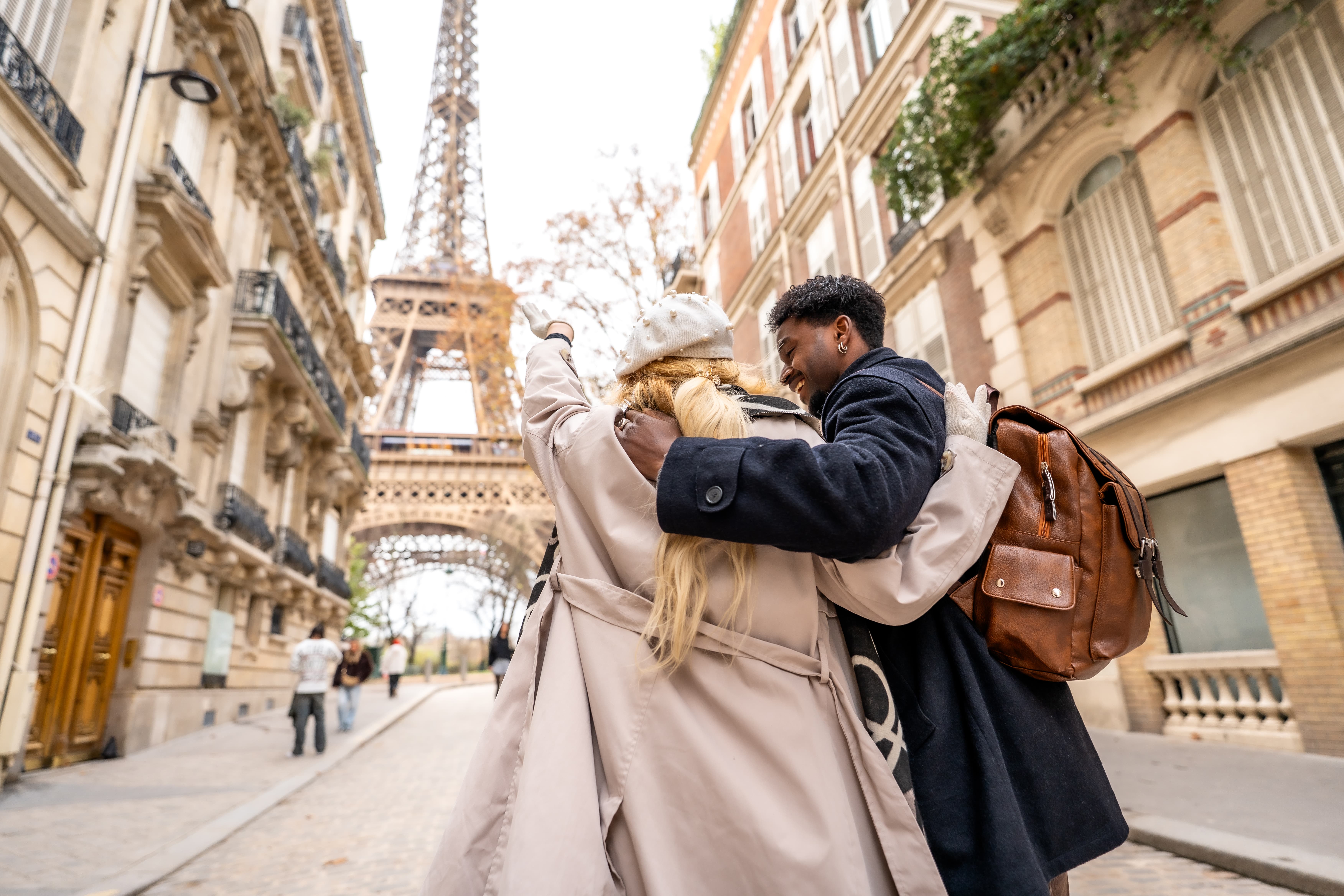 Eiffel Tower Couple Getty (1)