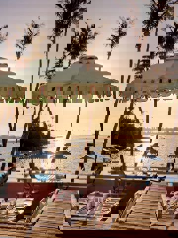 Dockside taverns & tiki vibes