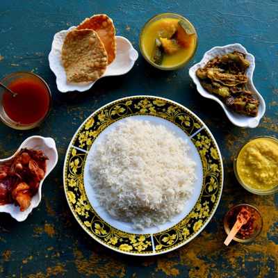 Rice, curry, and all the trimmings